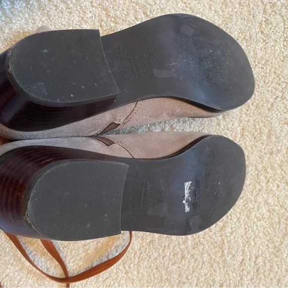 Blondo waterproof Saddie ankle Booties
Size 9 - Picture 3 of 4